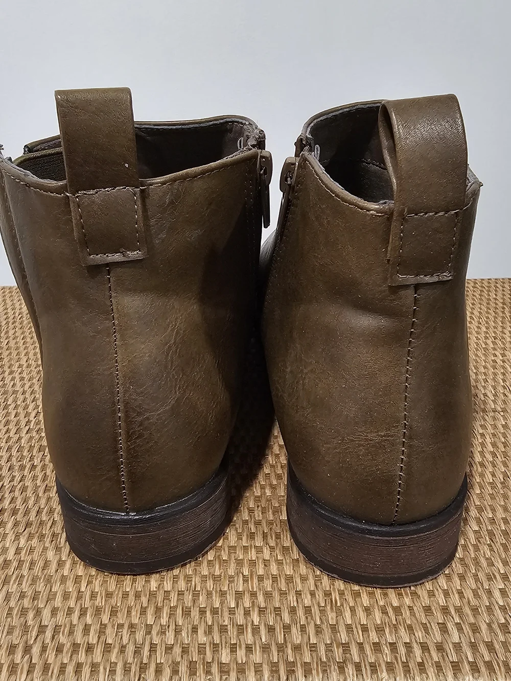 Olive Green Chelsea Ankle Boots Sz.7 Minimalist Low Heel  Casual Boho Festival - Picture 5 of 13